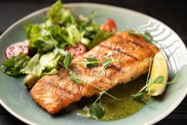 Sebzeli kızarmış somon bifteği. Makro atış. Üst görünüm