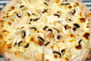 Şampiyon mantarlı ve peynirli geleneksel İtalyan pizzası.