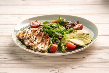 Japon mutfağı konsepti. Unagi avokado ve soslu yılan balığı salatası içti. Boşluğu kopyala