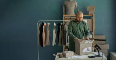 Başlangıcın başlangıcı. İnternetteki bir giyim mağazasının sahibi müşteri için paket paketleri hazırlar. polislik alanı