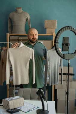 Blogcu online bir giyim mağazasının promosyonları hakkında konuşuyor. Küçük bir iş. Açılış