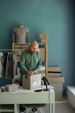 Bir çevrimiçi giyim mağazasının sahibi kutuya müşteri ayrıntılarını yazar. Teslimat ayarlamaları. polislik alanı