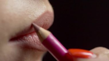 Makyaj dudakları. Contour dudak kalemi kullanan güzel bir kadının yakın çekimi. Dudakları dolgun ve dudak kalemi. Yan görünüm