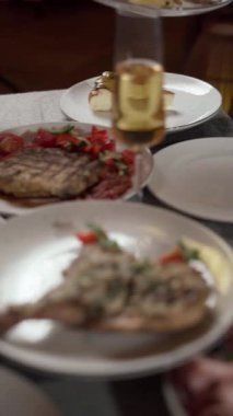 Et, salata ve güzel bir yemek deneyimi için güzel tabaklar hazırlanmış tatlılar da dahil olmak üzere çeşitli gurme yemekleri. Dikey video