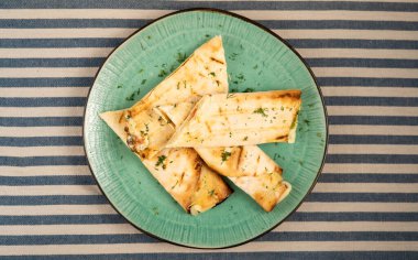 Mozzarella 'lı lavaş ya da tabakta suluguni peyniri, üst manzara. Geleneksel Türk yemeği. Boşluğu kopyala