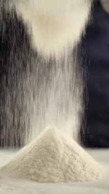 Video sekansı un yığınını gösteriyor, daha fazla un dökülüyor, hareketi ve dokuyu yakalıyor..