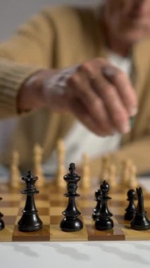 Son sınıf öğrencisi bir satranç oyununda, sakin bir anda yaptığı hamleleri dikkatlice düşünür.