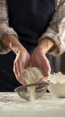 Elleri mutfakta un seçerken, fırına hazırlanırken, farklı açılardan çekilirken görülüyor.