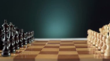 Satranç tahtası kurulumu gösteriyor. Stratejik oyun için çok önemli. Odaklanma, planlama ve taktik beceri gerektiriyor.