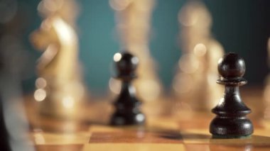 Satranç tahtasındaki satranç taşlarına odaklanmış, stratejik ve entelektüel satranç oyununu gözler önüne seriyor.
