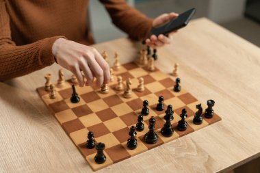 Satranç tahtasını kapat, oyuncu online video izleyerek satranç oynamayı öğreniyor. Boşluğu kopyala