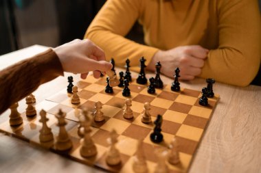 İki oyuncu arasındaki satranç oyunu hareketlerine odaklandı. Bir oyuncu satranç taşıyla hareket ediyor. Satranç tahtası konsepti üzerinde satranç taşı hareket eden bir adam fikirler, rekabet ve strateji.