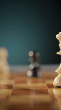 Tahta bir satranç tahtasındaki bulanık arka planı ve diğer satranç taşlarına odaklan..
