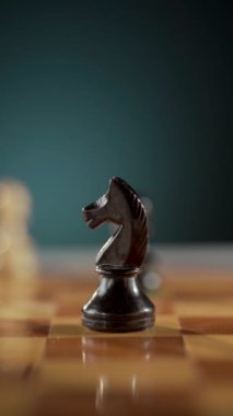 Tahta tahtada beyaz ve siyah satranç şövalyeleri arasındaki stratejik savaş, yoğun rekabet ve zihinsel odaklanma.
