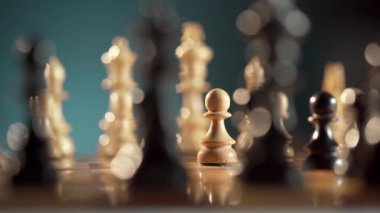 Dramatik efekt için yumuşak odaklı, beyaz ve siyah parçalı bir satranç tahtasının sanatsal yakın plan fotoğrafı