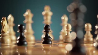 Stratejik bir oyunda satranç taşlarına yakından bakmak, piyonlara ve bir şövalyeye odaklanmak, oyunun yoğunluğunu yakalamak.