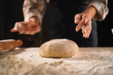 Profesyonel fırıncı şef pizzacıda hamur, pizza ve diğer hamur işlerini yapıyor. Boşluğu kopyala