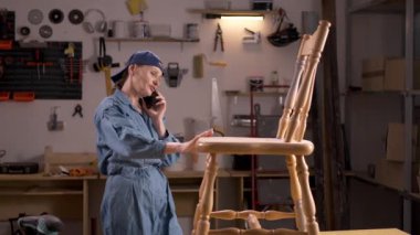 Atölyesinde çalışan eski mobilyaları restore eden bir kadın marangoz, eski bir tahta sandalyeden bahseden bir müşteriyi arıyor. Boşluğu kopyala