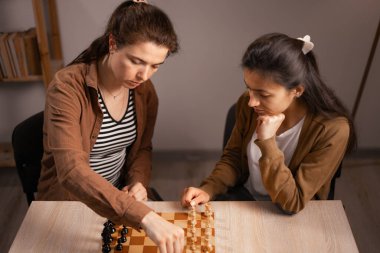 Akşamları evde oyun oynayan kız arkadaşlar var. Boşluğu kopyala