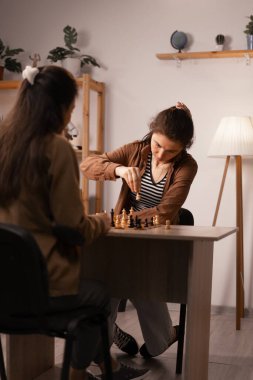 Bir oyuncunun satranç oynaması evde entelektüel bir oyundur.