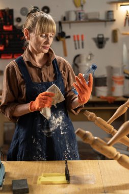 Mobilya tamircisi eski bir sandalyeyi yağmalamaya hazırlanıyor, imalat işi, atölyesinde ekipman ve aletleri kullanan ciddi bir kadın tamirci. Pankart. Boşluğu kopyala.