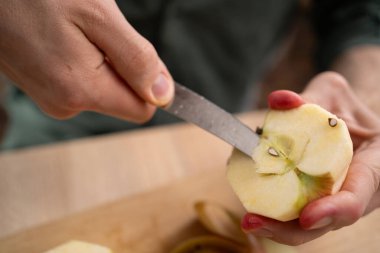 Tahta tahtadaki tohumları kesen ve soyan insanların ellerini kapatın. Meyve ve vejetaryen kavramı