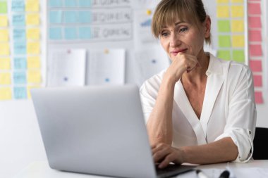 Ofis, internet ve iş kadını. Finansal planlamacı, düşünme ve vergi raporu üzerinde çalışan bilgisayarla çalışma. Boşluğu kopyala