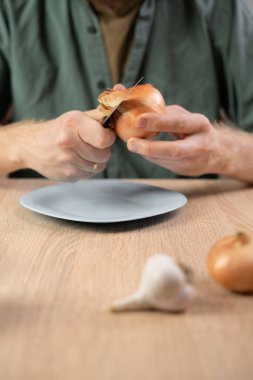 Adam yayı mutfak bıçağıyla temizliyor. Çorba yapma süreci. Yakın plan.