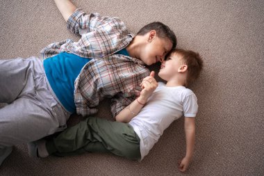 Anne ve oğlu odada halıya uzanmış birlikte hafta sonunun tadını çıkarıyorlardı. Mutlu ve kaygısız bir çocukluk kavramını kucaklayarak eğleniyorlar, gülüyorlar ve bağ kuruyorlar..