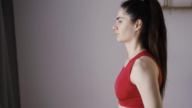 Dambılları kaldıran, omuzlarını çalıştıran melez bir bayan sporcu. Spor salonunda kas egzersizi yaparken güzel bir kadındı. Boşluğu kopyala