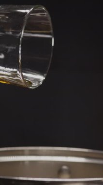 Pasta Şefi Organik Şekerler Pişiriyor Akçaağaç şurubu Sos Ekliyor Pan 'a Doğal Tatlandırıcı. Boşluğu kopyala