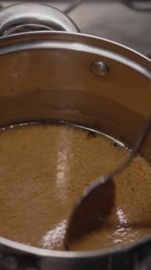 Ev yapımı şeker pişirme süreci hindistan cevizi tatlandırıcılı şeker pekmezi pişirme konsepti