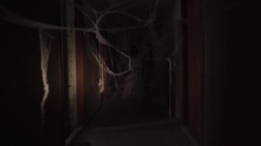 Geceleri perili, terk edilmiş bir evde dolaşıyorum. Ölüm Günü konsepti