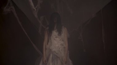 Karanlık arka plandaki kirli elbiseli kadın, korkunç korku sahnesi, Cadılar Bayramı festivali konsepti.