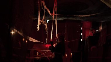 Cadılar Bayramı konsepti, dantelli elbise giymiş vampirler gotik bir kalede ağa dolanmış, cadılar bayramı kutlaması konsepti.