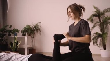 Yumeiho terapi konsepti. Kadın masaj terapisti masaj yapıyor. Masaj yapıyor. Yumeiho teknikleriyle kadın vücudunun iç mekandaki duruşunu düzeltiyor. Boşluğu kopyala