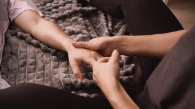 Kadın, evde ekoseyle kadın müşteri için Japon el masajı egzersizleri yapıyor. Boşluğu kopyala