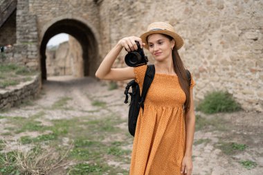 Kameralı genç kadın fotoğrafçı seyahati sırasında antik bir kaleyi veya kaleyi keşfediyor. Tarihi mekânda yürümeyi, güzelliğini ve zamansız mimarisini yakalamayı seviyor..