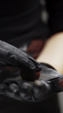 Ev yapımı el yapımı şekerler. Yakın plan ganache çikolatalı top. Çikolata renginde Fransız çikolatalı yer mantarı. Dikey video