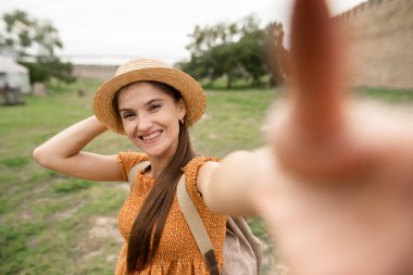 Kız eski parkta selfie çekiyor. Genç fotoğrafçı seyahat blogunda fotoğraf çekiyor. Avrupa 'da telefon kullanarak seyahat etmek. Yakın plan.