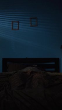 Uykusuzluk ve kabus kavramı. Korkmuş bir adam gece kabusundan uyanıyor. Boşluğu kopyala