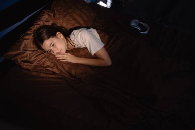 Genç kız uykusuzluktan muzdarip. Geceleri yatakta yatıyor. Boşluğu kopyala