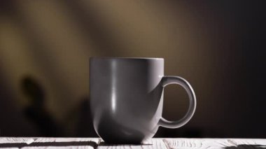 Tahta zemin üzerinde çay fincanının içine şeker dökülen kaşığı kapat. Boşluğu kopyala