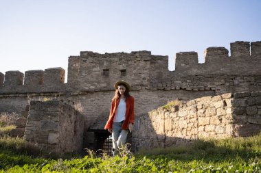 Hispanik Kız Kale 'ye yürüyor. Romantik 14. yüzyılda inşa edilmiş. Ulusal Kültür Anıtı ve Turizm Merkezi. Boşluğu kopyala