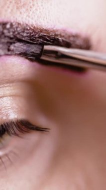 Güzellik salonunda kaş boyama prosedürü, yakın plan. Güzellik salonundaki kadınlar için profesyonel temizlik prosedürleri.