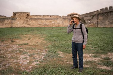 Emekli turist, eski Avrupa kentinde tarihi yerleri ve kaleleri keşfederek seyahat ediyor, emeklilik sonrası maceralarının tadını çıkarıyor ve yolculuğunda tarihi yerleri keşfediyor. Boşluğu kopyala