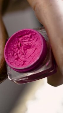 Kaşların çevresi, düzeltme ve boyamadan önce kaşları işaretlemek için pembe tutkal. Boşluğu kopyala