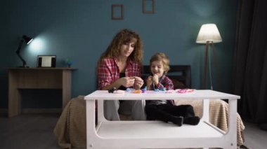 Anneler yardım eder ve sever. Anne ve oğul. Plasticine 'den kadın ve küçük çocuk kalıbı. Boşluğu kopyala