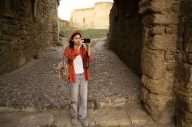 Eski bir şatoda fotoğrafçı Avrupa 'yı gezerken tarihi yerlerin fotoğraflarını çekiyor. Boşluğu kopyala