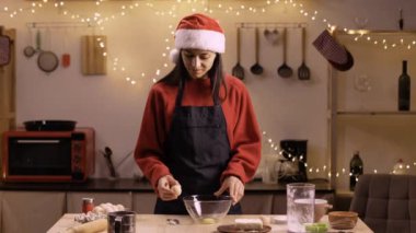 Mutlu genç ev hanımı hamuru karıştırıyor Noel kurabiyesi yapıyor ya da mutfakta zencefilli ekmek yapıyor. Boşluğu kopyala